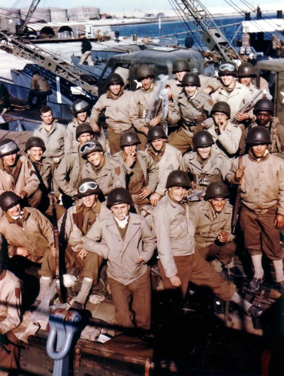 soldados e combatentes vestem em grande maioria o uniforme de combate m-1941 field jacket